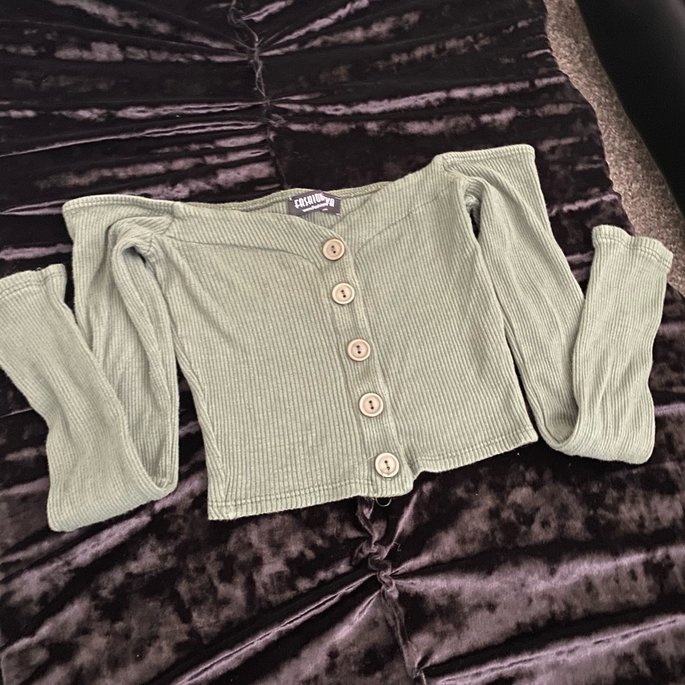 Off shoulder long sleeve crop top